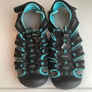 Khombu Sandals closed toe Women’s 8